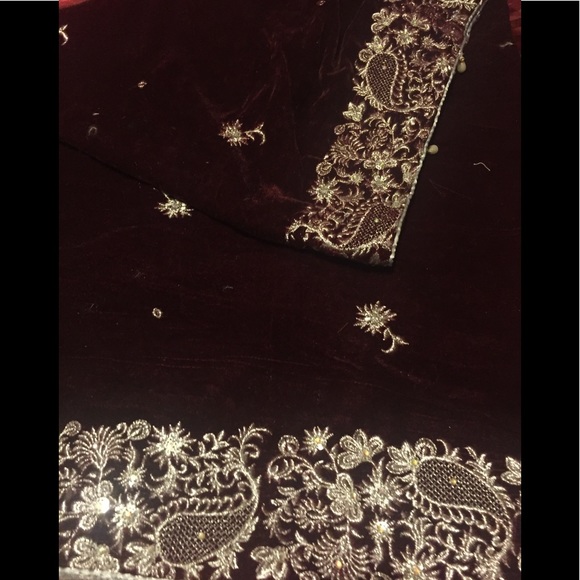 Pakistani women embroidered velvet shawl - Picture 3 of 5